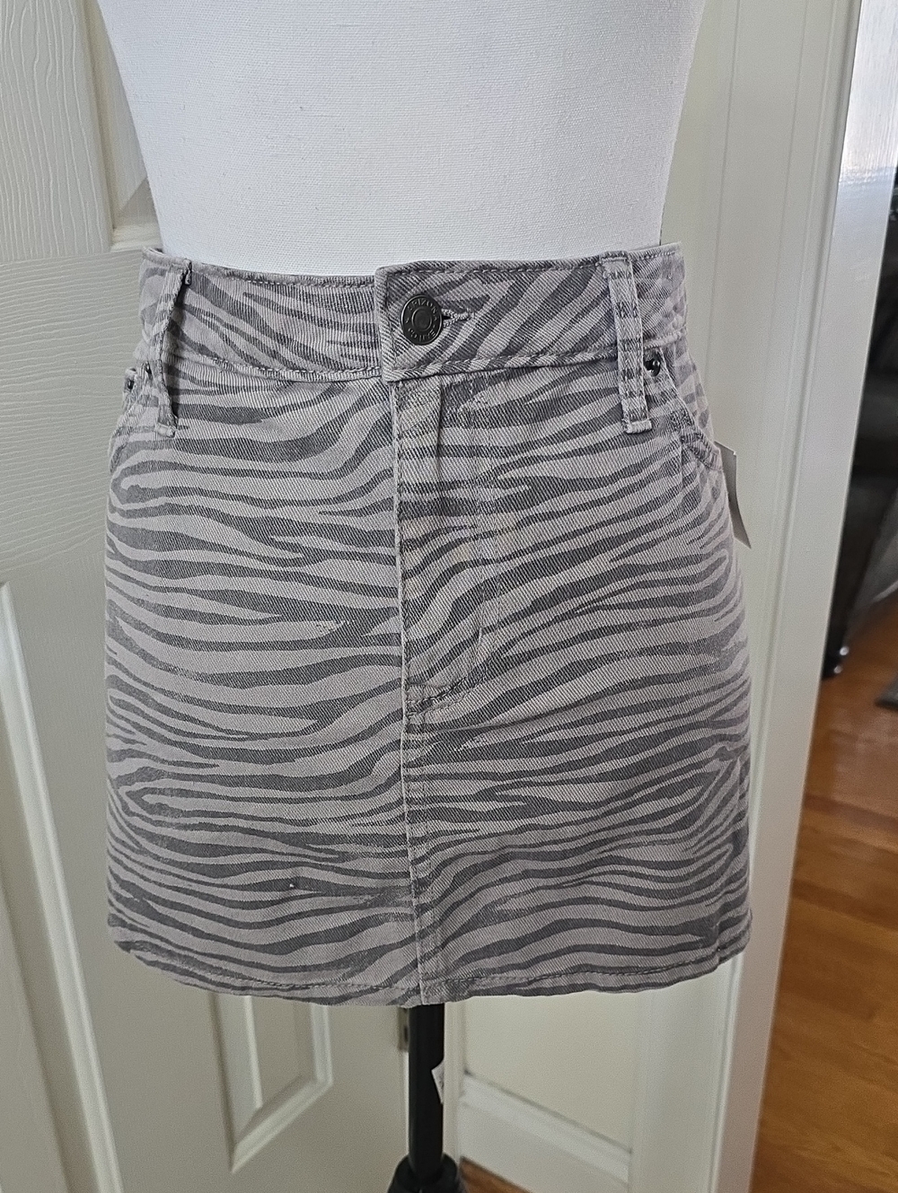 Arizona Jean Co Brand Women's Juniors Gray Zebra-Print Mini Skirt Size 2